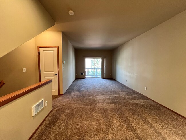 Building Photo - Spacious 2 Bed 2.5 Bath Townhome with Atta...