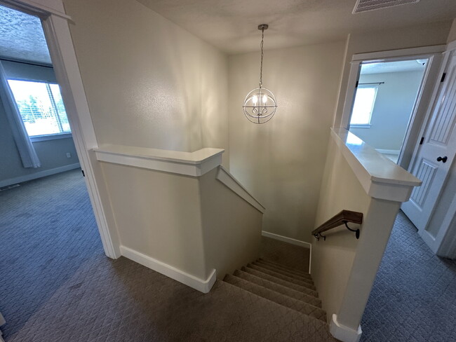 Building Photo - "Charming 4-Bed Home with Granite Accents & Hardwood Elegance in Meridian!"