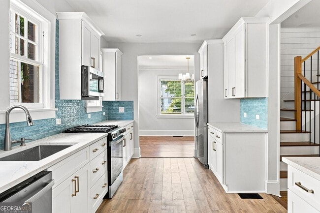 Building Photo - 884 Vedado Way NE