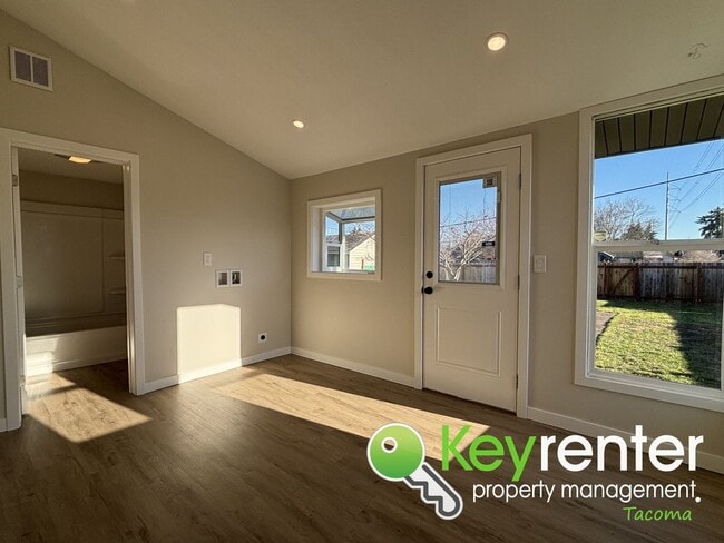 Building Photo - One of a Kind Multi-level Home in Tacoma!