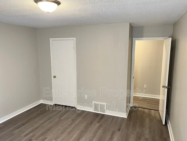 Building Photo - 1355 Garden Rd