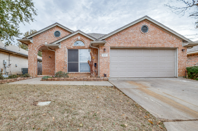 Primary Photo - 910 Harwood Ct