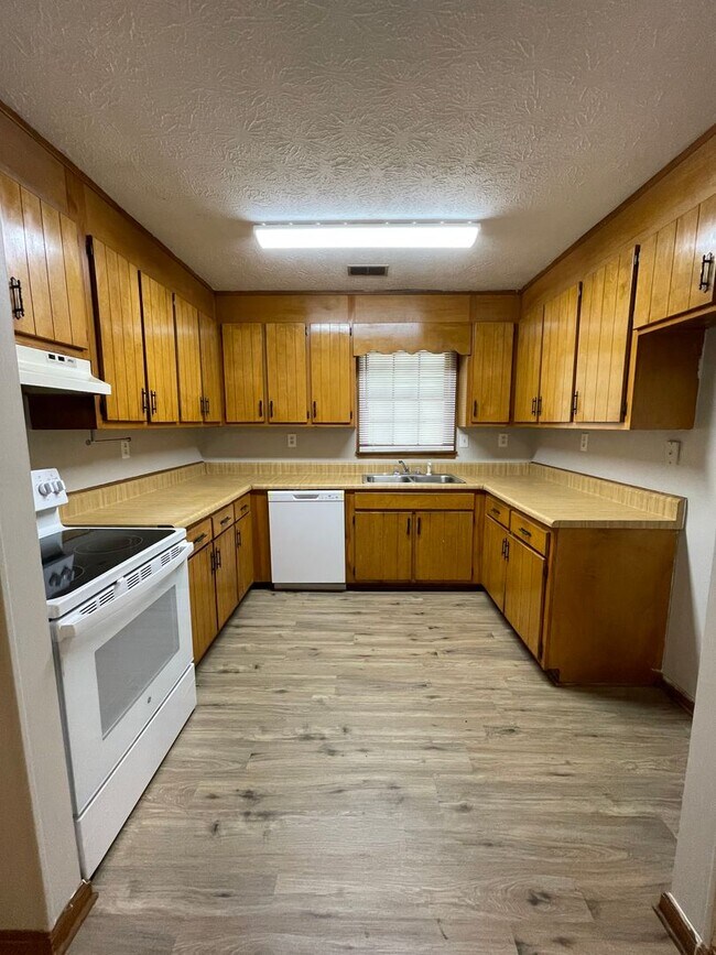 Building Photo - 509 Chateau Dr SE