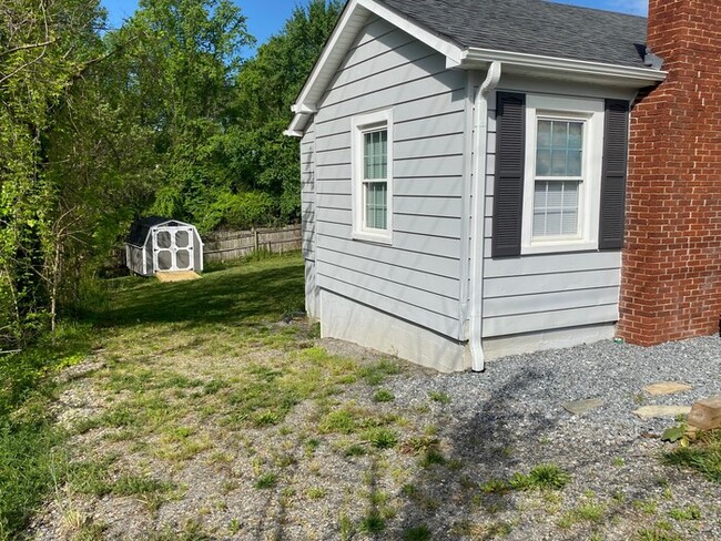 Building Photo - 3 bedroom, 2 bath ranch style home