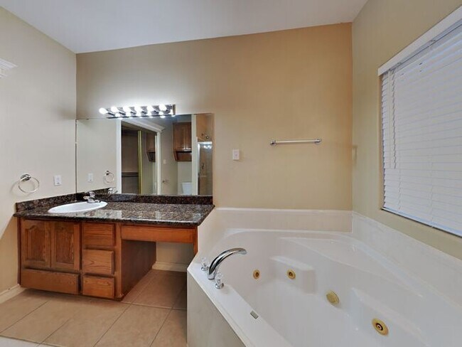 Building Photo - *No Application Fee* *$1000 off first mont...