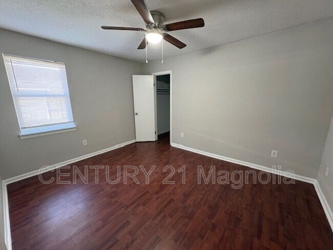 Building Photo - 3909 Almon Dr