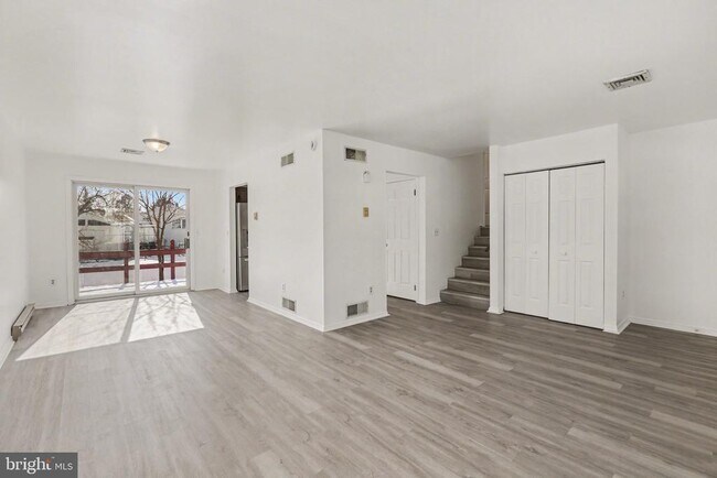 Building Photo - 2109 Highland Ct