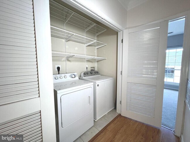 Building Photo - 4852 Eisenhower Ave