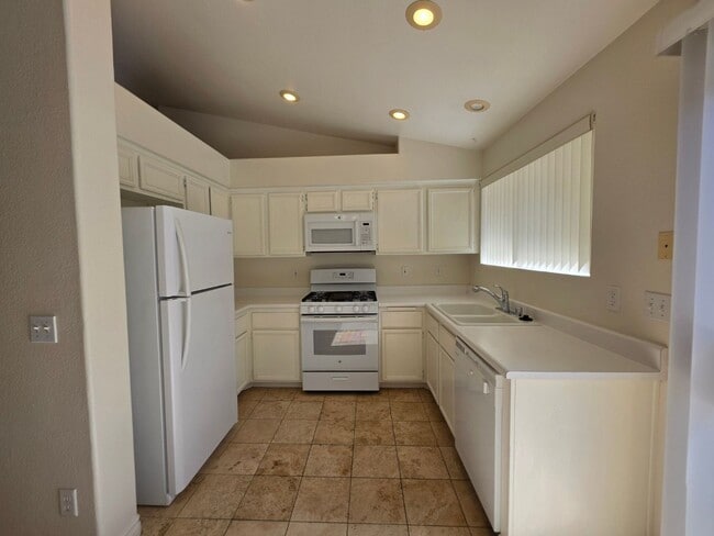 Building Photo - Beautiful Single Story Home