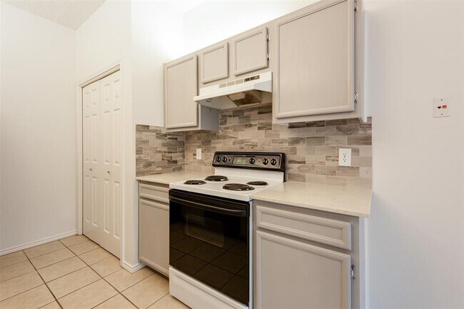 Building Photo - 9100 Mountain Ridge Dr