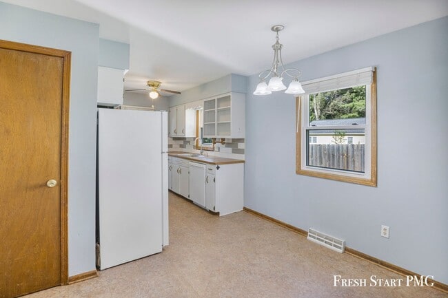 Building Photo - Bright & Spacious Family Home with Garage