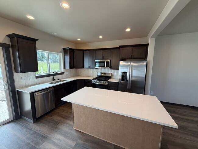 Building Photo - Beautiful & Brand New 4 bd/2.5 ba Home