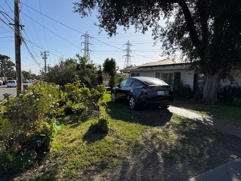 Building Photo - 7151 N Muscatel Ave