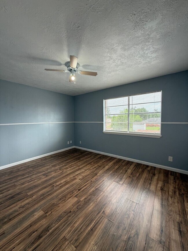 Building Photo - Spacious, 2 story townhouse
