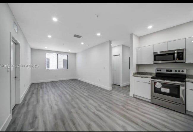 Building Photo - 859 E 24th St