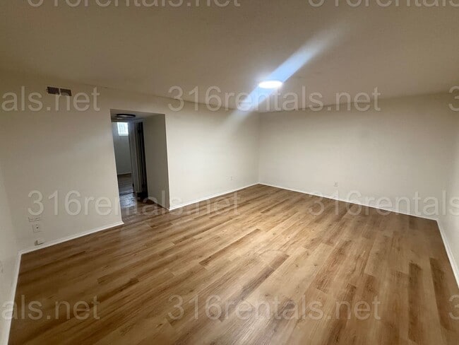 Building Photo - 1122-1124 S Laurel