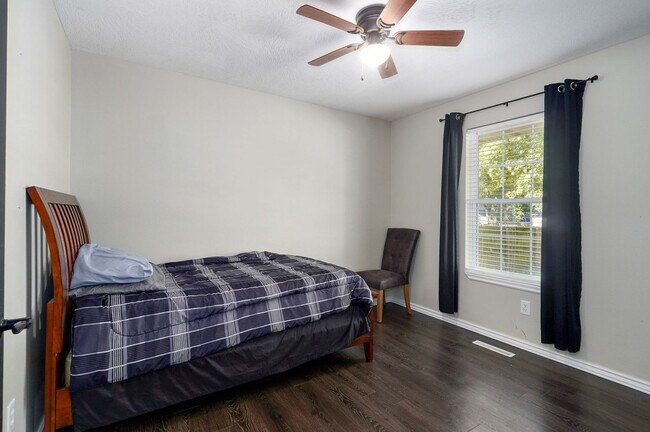 Building Photo - Pre-Leasing this Fully Furnished Brick Fro...