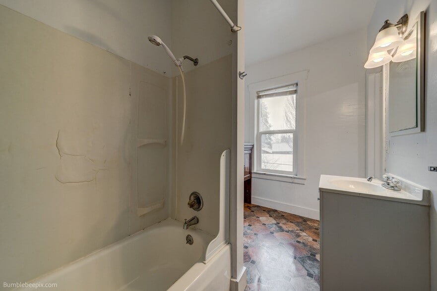 Building Photo - 802 Pine St