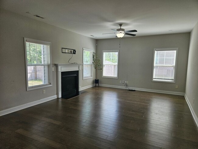 Building Photo - New Listing