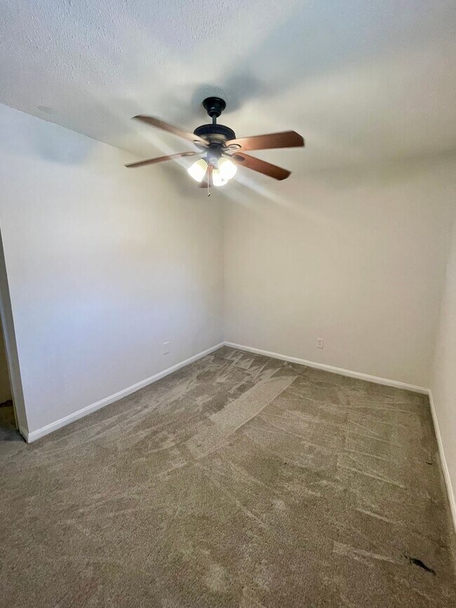 Building Photo - Spacious 3 bedroom condo
