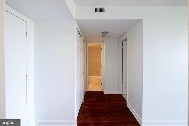 Building Photo - 10101 Grosvenor Pl