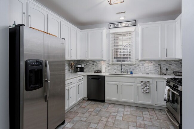 Building Photo - 636 Village Park Dr