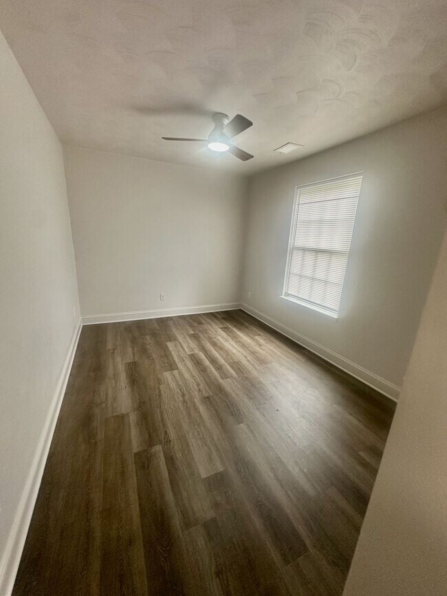 Building Photo - 1606 Parks Ave