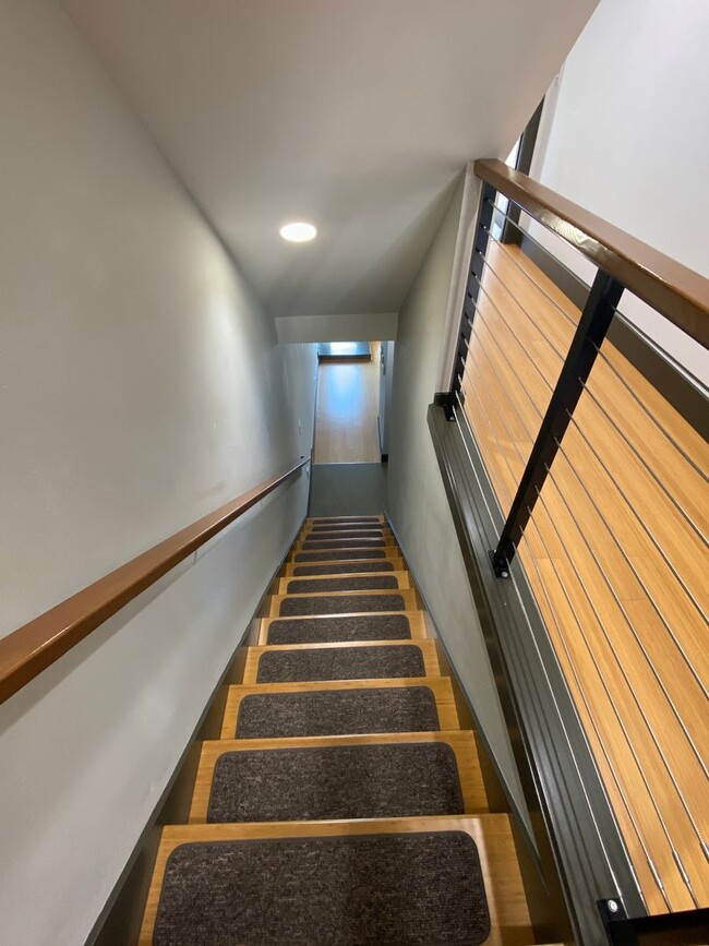 Building Photo - Stunning 2 Bed, 2 Bath Townhouse with Breathtaking Views! Steps away vibrant shops, restaurants, ...