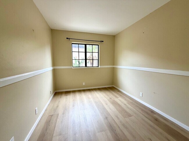 Building Photo - 1157 Via Montoya