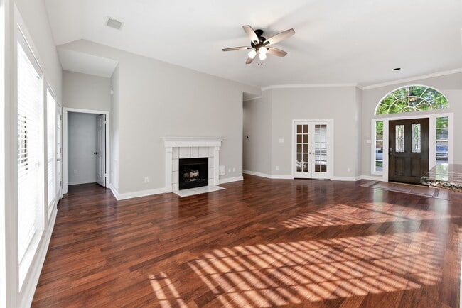 Building Photo - 1813 Oakwood Dr E
