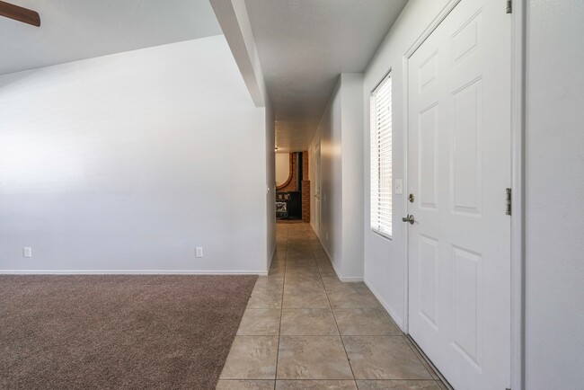 Building Photo - Beautiful 3 Bedroom Home in Bloomington Hills