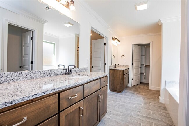 Building Photo - 2509 Westbrook Lp