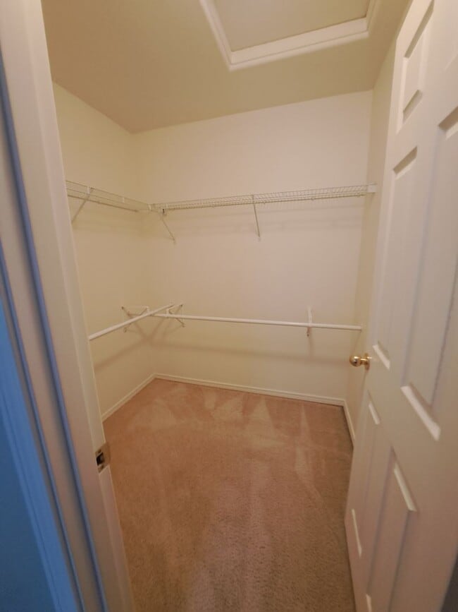 Building Photo - 3 BEDROOM - AC - move in ready Hillsboro