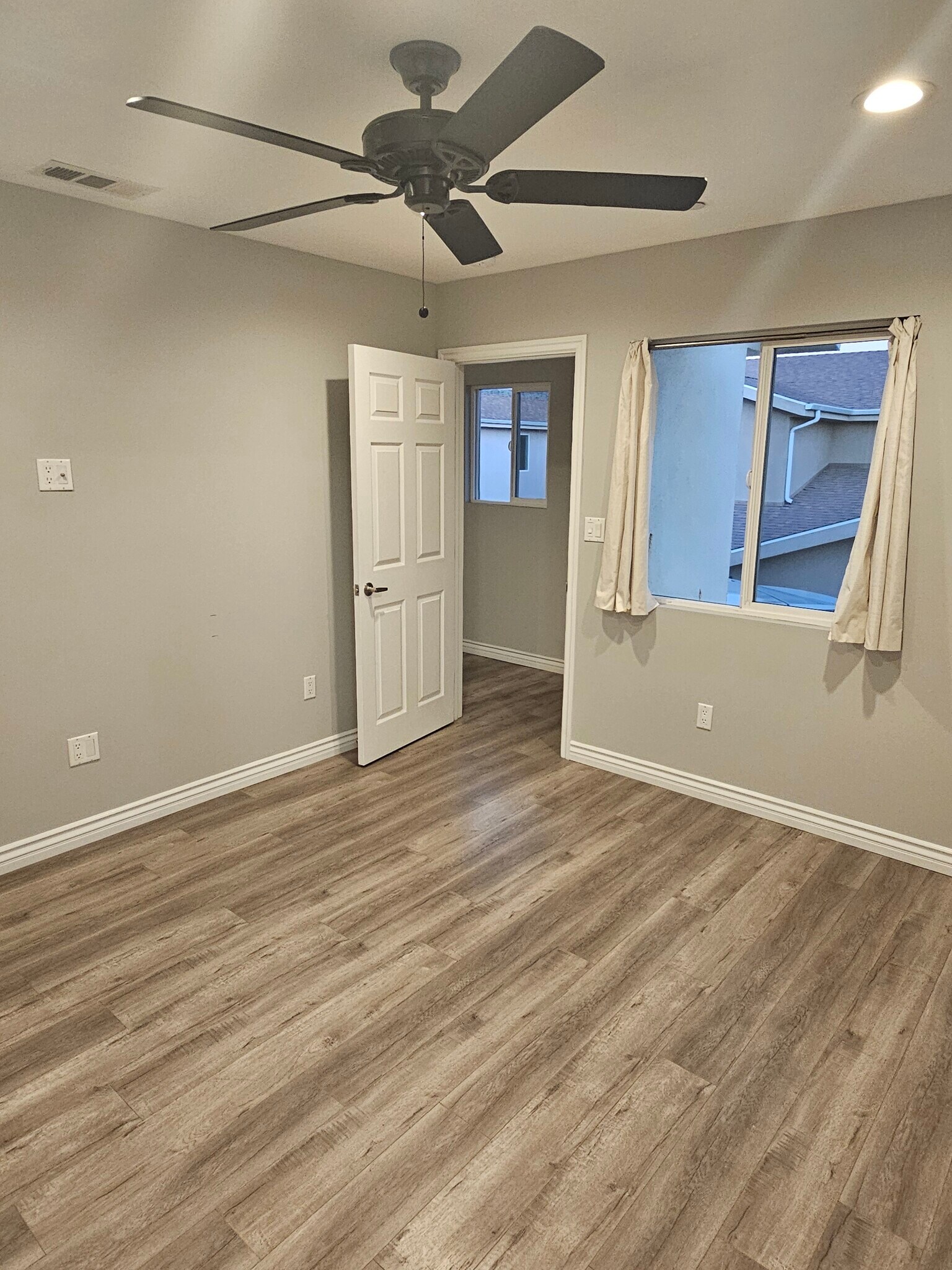 Building Photo - 7544 Denny Ave