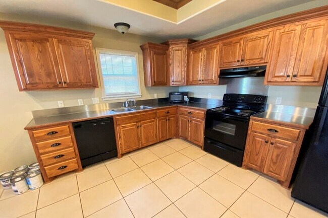 Building Photo - Spacious 2BR/2BA Duplex Near McNeese