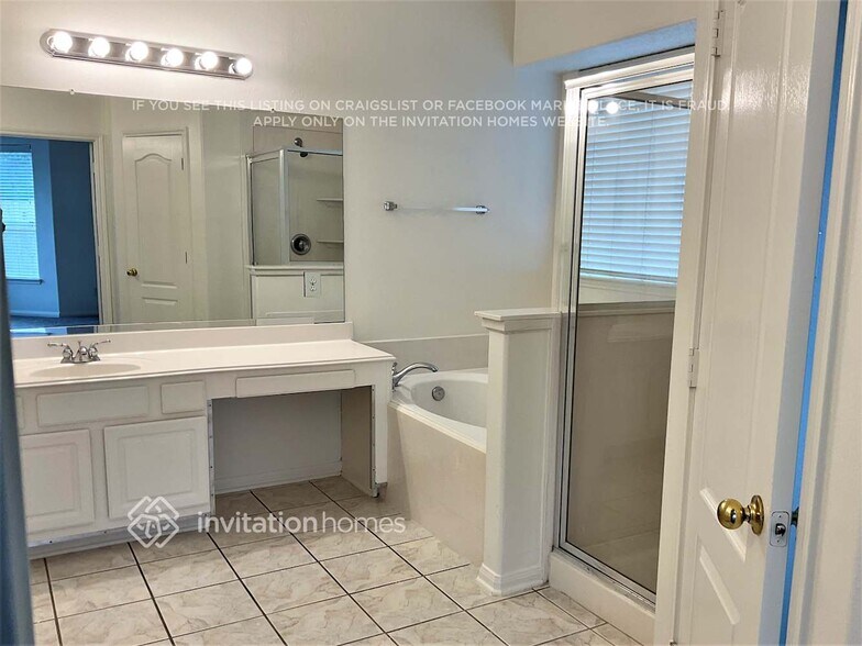 Building Photo - 1120 Sunset Lakes Dr