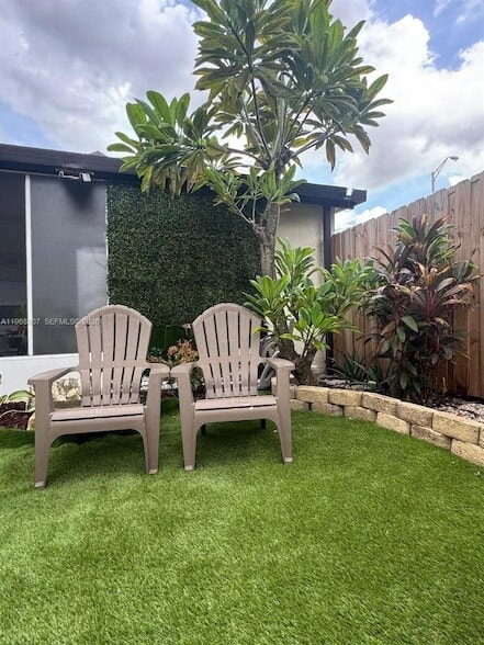 Building Photo - 582 E 18th St