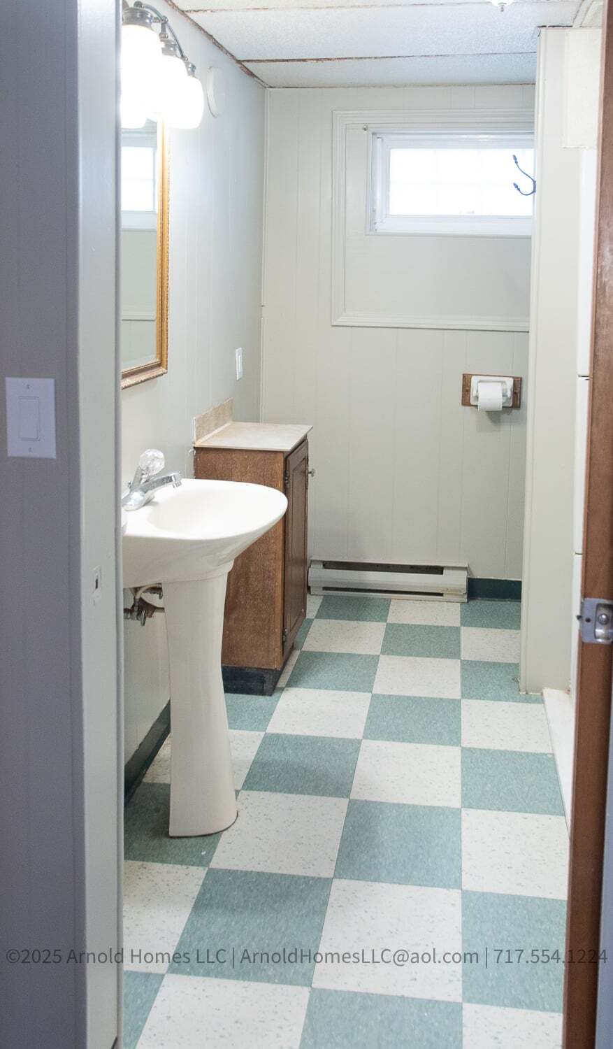 Full Bathroom - 1024 W Trindle Rd