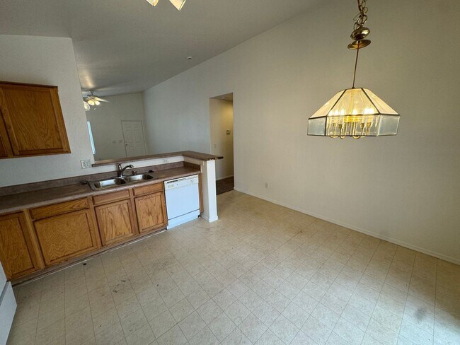 Building Photo - 1225 W Darrel Rd