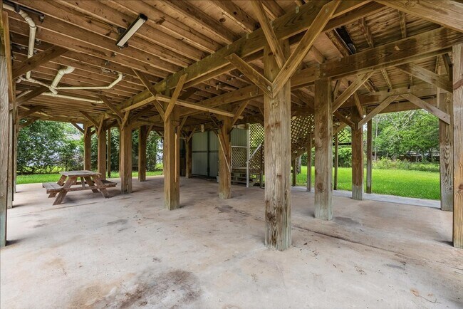 Building Photo - 310 Lakeside Dr