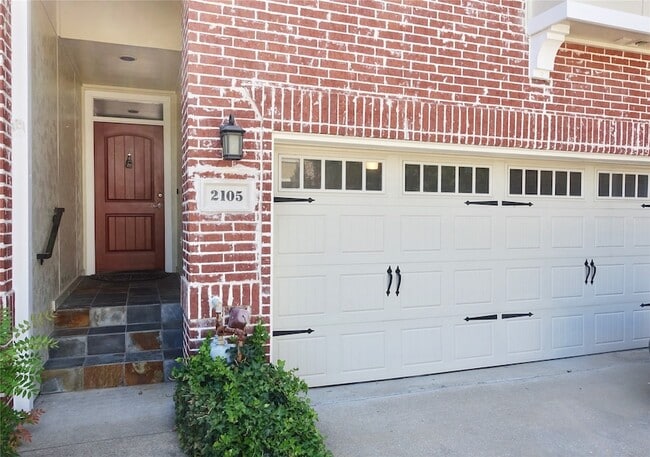 Building Photo - 2105 Lucerne Cove