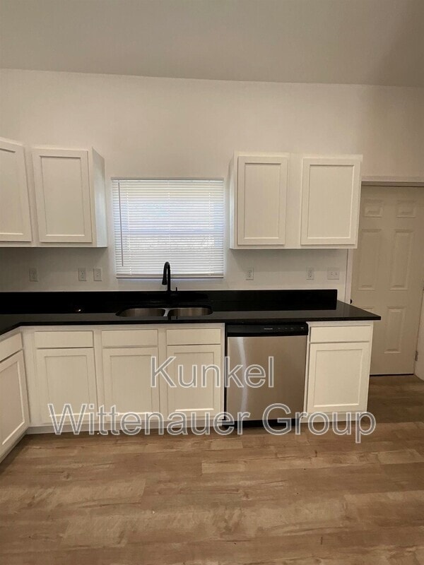 Building Photo - 5 Lakewood Dr