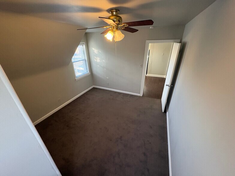 Building Photo - 560 Muncey Rd