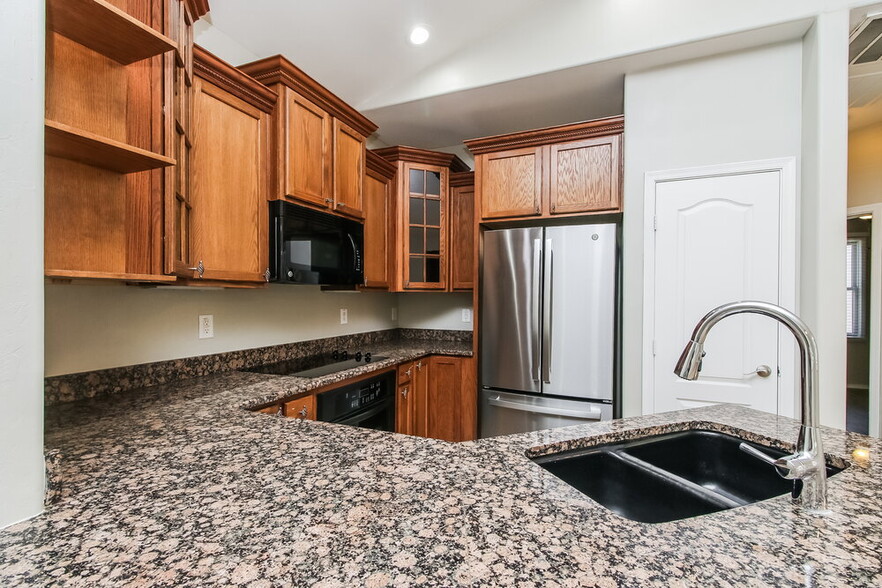 Building Photo - 2121 E Huntington Dr