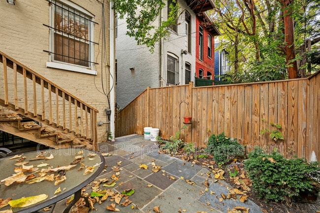 Building Photo - 1427 Monroe St NW