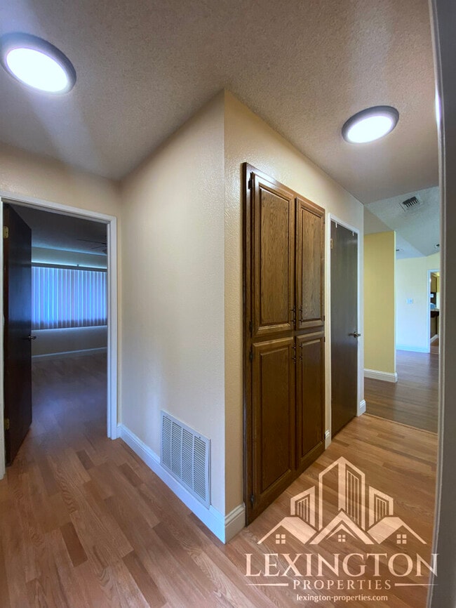 Building Photo - Beautiful, 3BD/2BA +Bonus Rooms, Bungalow ...