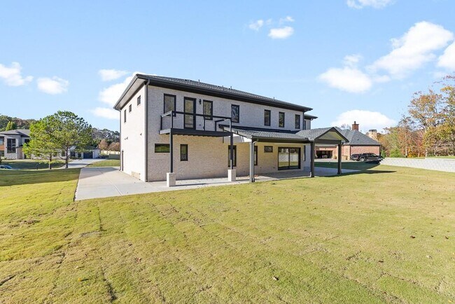 Building Photo - 555 Versailles Dr