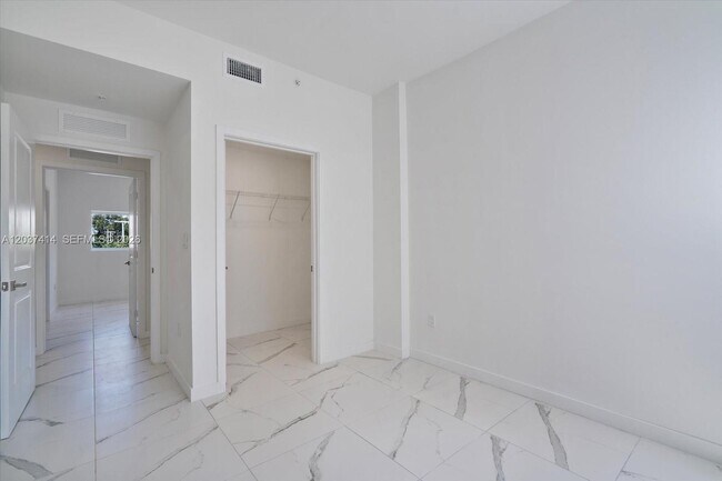 Building Photo - 420 SW 7th Ave