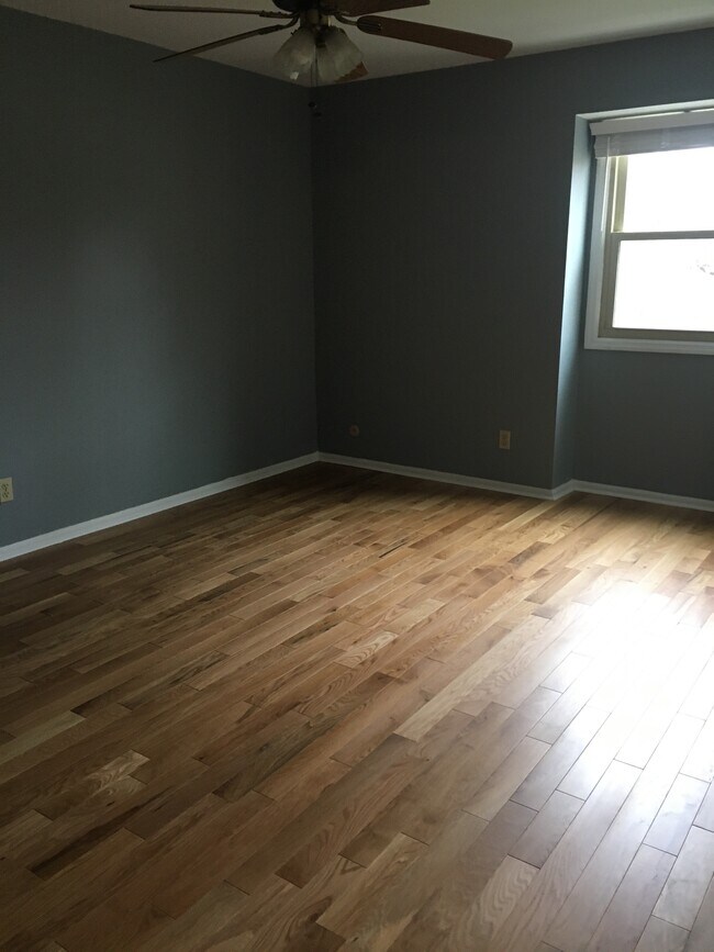 2nd bedroom - 1008 Manor Ln