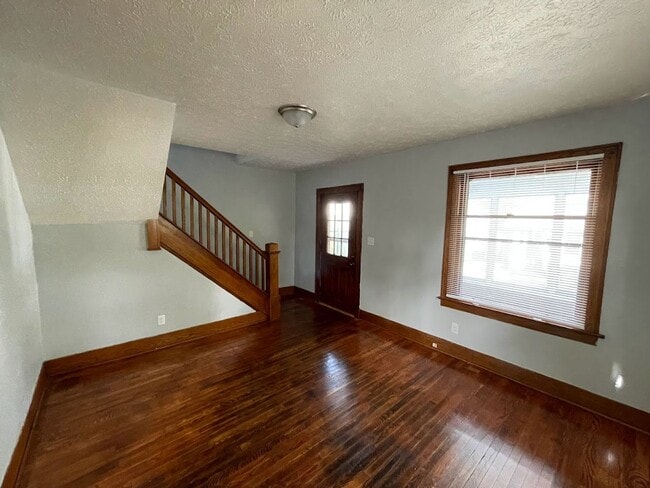 Building Photo - Two bedroom one bathroom home for rent